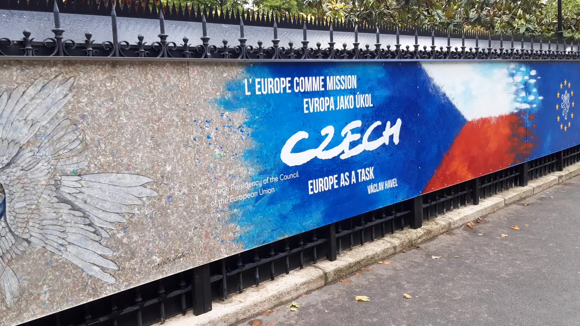 Pod Eiffelovou věží v Paříži vyrostla česká výstava streetartových děl